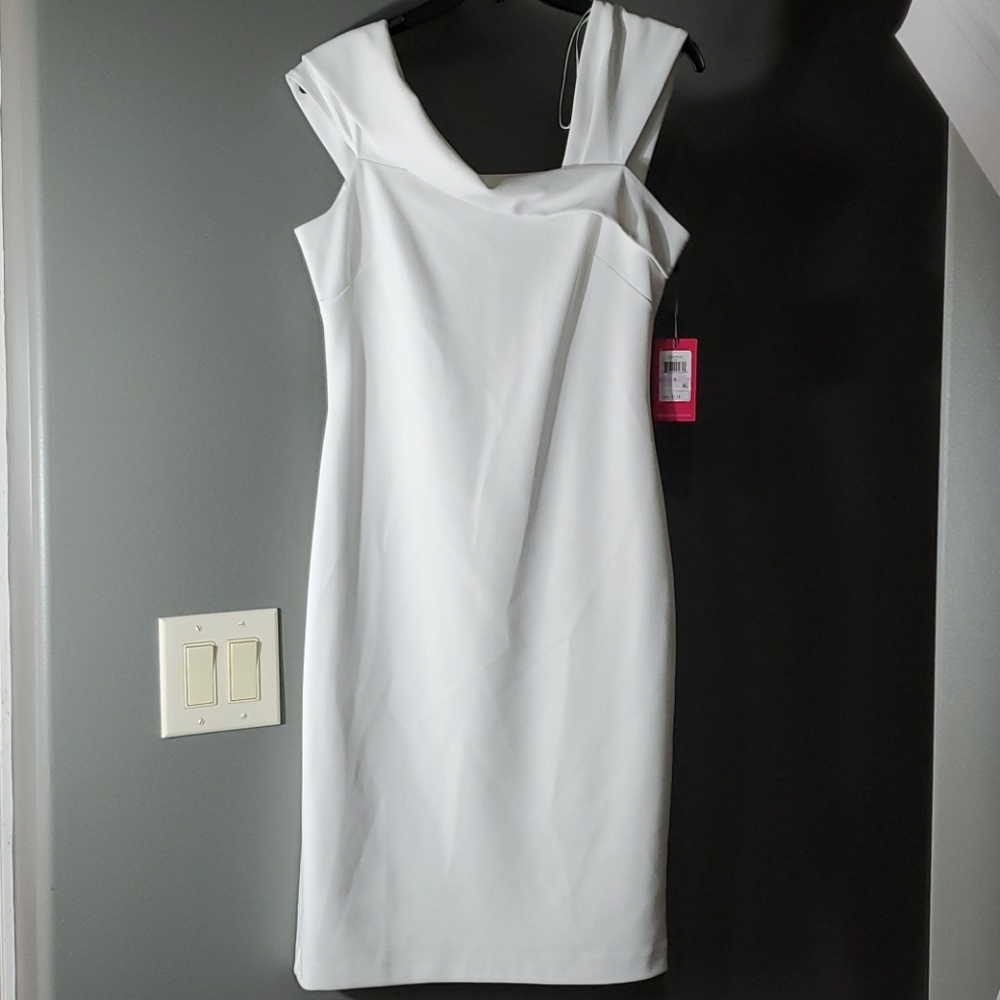 Vince Camuto White Bodycon lined dress in a size 6.